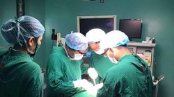 Các bác sĩ thực hiện ca phẫu thuật