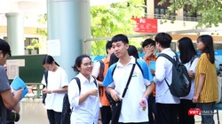 Học sinh trao đổi sau kỳ thi. Ảnh: Minh Thúy