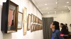 Khách tham quan triển lãm “Ông Phái vẽ ông Đạm”. Ảnh: Minh Thúy