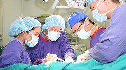 Các bác sĩ tiến hành phẫu thuật