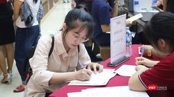 Sinh viên làm thủ tục nhập học. Ảnh: Minh Thúy