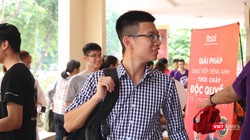 Sinh viên hào hứng trong ngày nhập học. Ảnh: Minh Thúy