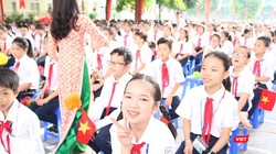 Học sinh hào hứng bước vào năm học mới. Ảnh: Minh Thúy