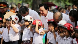 Các đại biểu cùng đội mũ bảo hiểm cho trẻ em. Ảnh: GD&TĐ 