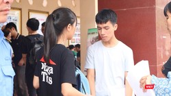 Thí sinh làm thủ tục nhập học. Ảnh: Minh Thúy