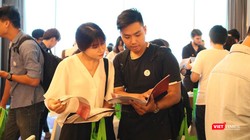 Học sinh, sinh viên tại triển lãm. Ảnh: Minh Thúy