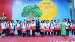 Tặng quà cho học sinh có hoàn cảnh khó khăn, vươn lên trong học tập. Ảnh: Minh Thúy