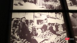 Một bức ảnh được trung bày tại triển lãm"Gánh hàng rong và những tiếng rao trên đường phố Hà Nội". Ảnh: Minh Thúy