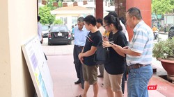 Phụ huynh và học sinh xem thông tin. Ảnh: Minh Thúy