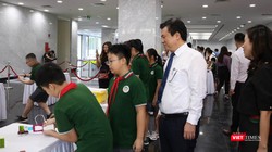 Thứ trưởng Nguyễn Hữu Độ tham quan khu trưng bày cùng các học sinh. Ảnh: Minh Thúy