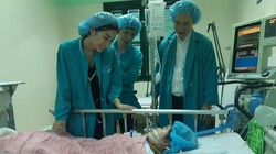 Hoa hậu Đỗ Mỹ Linh thăm bé Chi tại bệnh viện