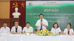 PGS.TS Nguyễn Duy Ánh thông tin đến báo chí về việc bệnh viện thực hiện thành công kỹ thuật cao nhất trong sản khoa hiện nay. Ảnh: An ninh Thủ đô