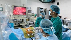 Các bác sĩ tiến hành nội soi lấy thận từ người cho
