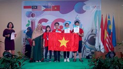 Học sinh đoàn Việt Nam nhận giải huy chương vàng.

