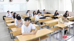 Thí sinh chuẩn bị bước vào giờ thi (Ảnh: Minh Thúy) 