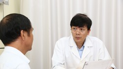 PGS.TS. Nguyễn Xuân Hùng tư vấn cho bệnh nhân. 