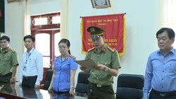 Cơ quan An ninh điều tra Công an tỉnh Sơn La triệu tập ông Hoàng Tiến Đức - Giám đốc Sở GD&ĐT tỉnh Sơn La (bên phải ngoài cùng).