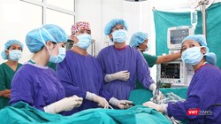 Bác sĩ phẫu thuật cho bệnh nhân