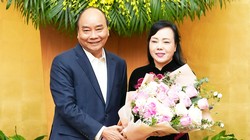 Thủ tướng Nguyễn Xuân Phú chúc mừng nguyên Bộ trưởng Bộ Y tế Nguyễn Thị Kim Tiến. Ảnh: Quang Hiếu