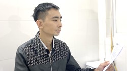 Anh K. cầm trên tay kết quả xét nghiệm trong lần đi tái khám. 