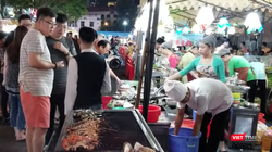 Một khu chợ vào buổi đêm 