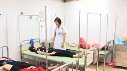 Bác sĩ chăm sóc bệnh nhân