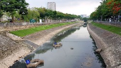 Khúc sông Tô Lịch đang thí điểm làm sạch bằng công nghệ Nhật Bản. Ảnh: Tất Định