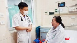 Bác sĩ thăm khám cho bệnh nhân. 