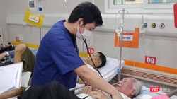 Bác sĩ thăm khám cho bệnh nhân. Ảnh: BVCC