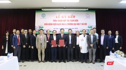 Lễ ký kết thỏa thuận hợp tác toàn diện giữa Bệnh viện Bạch Mai và Trường Đại học Y Hà Nội. Ảnh: Minh Thúy 