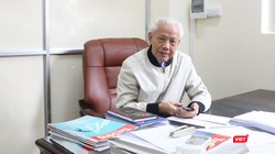 GS. Hồ Ngọc Đại trao đổi với PV VietTimes. Ảnh: Minh Thúy 