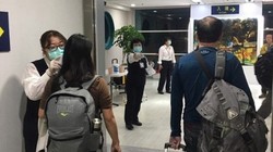 Kiểm tra thân nhiệt của hành khách đi tàu từ Vũ Hán đến Hồng Kông (Ảnh: Đông Phương).