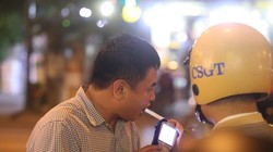 Cảnh sát giao thông đo nồng độ cồn. Ảnh: Internet