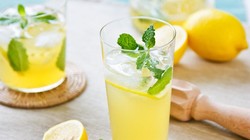 Uống nước chanh hàng ngày sẽ giúp bạn cải thiện sức khỏe. Ảnh: Internet. 