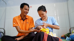 Sản phụ và chồng người dân tộc Cơ Tu. Ảnh: Trung tâm Y tế huyện Đông Giang