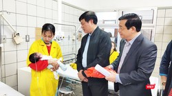 Thứ trưởng Bộ Y tế Đỗ Xuân Tuyên thăm hỏi động viên bệnh nhân tại Bệnh viện Bạch Mai. Ảnh: Minh Thúy 