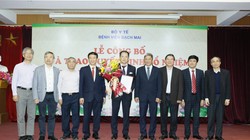 Lãnh đạo Bộ Y tế và Bệnh viện Bạch Mai chúc mừng TS.BS. Dương Đức Hùng. Ảnh: Bệnh viện Bạch Mai 