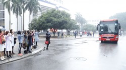 “Chuyến xe yêu thương” đưa bệnh nhân nghèo về quê ăn Tết. Ảnh: Bệnh viện K 