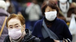 Người dân đeo khẩu trang để phòng bệnh khi ra đường. Ảnh: ASSOCIATED PRESS