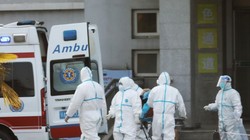 Nhân viên y tế chuyển bệnh nhân đến bệnh viện để điều trị tại thành phố Vũ Hán. Ảnh: EPA-EF