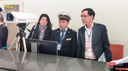 Ông Đặng Quang Tấn – Phó Cục trưởng Cục Y tế dự phòng, Bộ Y tế kiểm tra công tác phòng chống dịch bệnh tại sân bay. Ảnh: Minh Thúy