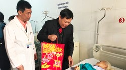 Thứ trưởng Bộ Y tế thăm hỏi, động viên bệnh nhân. Ảnh: Bộ Y tế