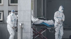 Các nhân viên y tế đưa bệnh nhân vào bệnh viện tại Trung Quốc. Ảnh: AFP