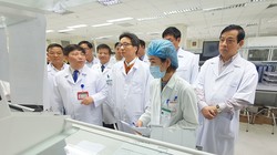  Phó Thủ tướng Vũ Đức Đam kiểm tra, đánh giá khả năng ứng phó với bệnh viêm đường hô hấp cấp do chủng virus corona (nCoV) mới gây ra tại Bệnh viện Bệnh Nhiệt đới Trung ương cơ sở 2. Ảnh: Bộ Y tế