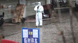 Một nhân viên y tế tại thành phố Vũ Hán, Trung Quốc. Ảnh: JET CHEN