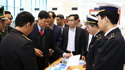 Thứ trưởng Bộ Y tế Đỗ Xuân Tuyên kiểm tra công tác giám sát phòng dịch tại cửa khẩu. Ảnh: Bộ Y tế