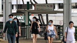 Người dân tại Singapore. Ảnh: JOEL CHAN
