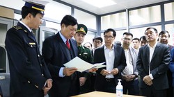 Thứ trưởng Bộ Y tế Đỗ Xuân Tuyên kiểm tra công tác phòng, chống dịch bệnh tại tỉnh Lạng Sơn. Ảnh: Bộ Y tế