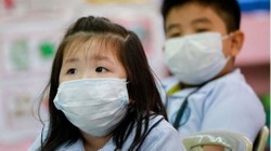 Học sinh đeo khẩu trang khi đến lớp học. Ảnh: Internet