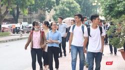 Sinh viên đến trường. Ảnh: Minh Thúy